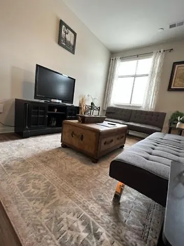 Uptown Gem Spacious Condo With Parking-Wifi-10 Min Walk To Spectrum Center تشارلوت 0*,  الولايات المتحدة الأمريكية
